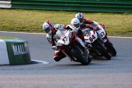 Simon Andrews took a seventh place and was in the top three at Mallory British Superbikes