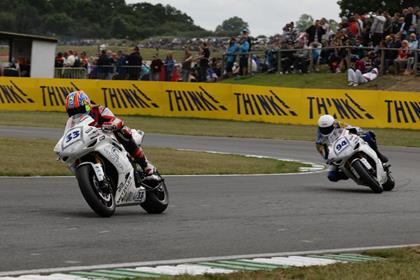 Michael Neeves battling with Yaron Salinger in the Henderson Yamaha R1 Cup