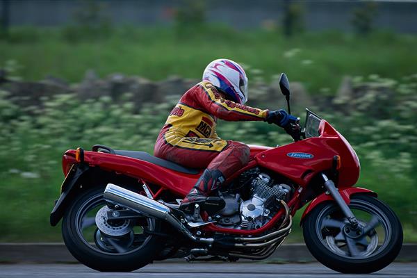 Yamaha XJ600 Diversion right side on the road