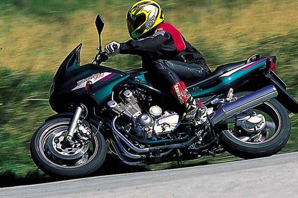 Yamaha XJ900S Diversion motorcycle review - Riding