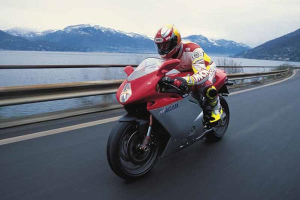 MV Agusta F4 750 motorcycle review - Riding