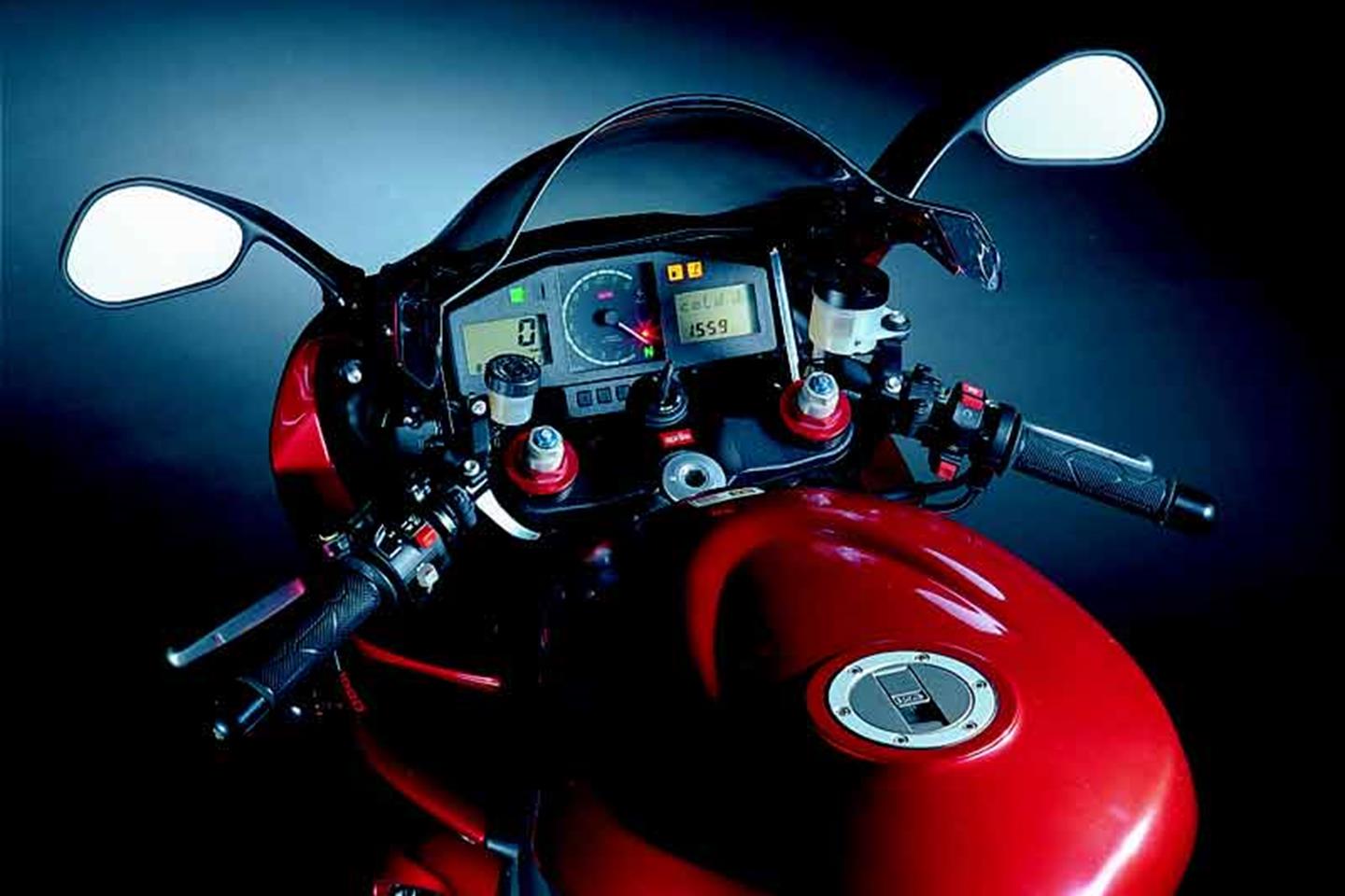 APRILIA SL1000 FALCO (1999-2005) Review, Specs & Prices | MCN