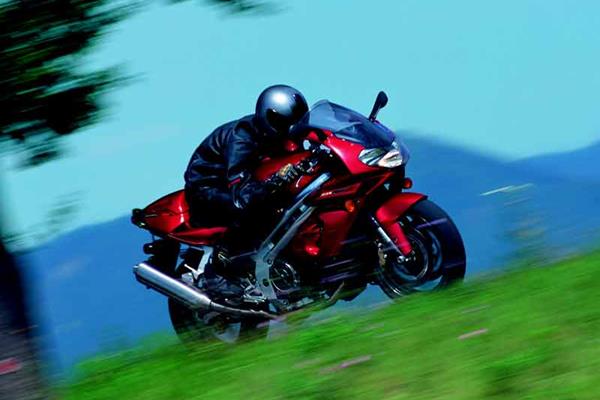 Aprilia SL1000 Falco motorcycle review - Riding