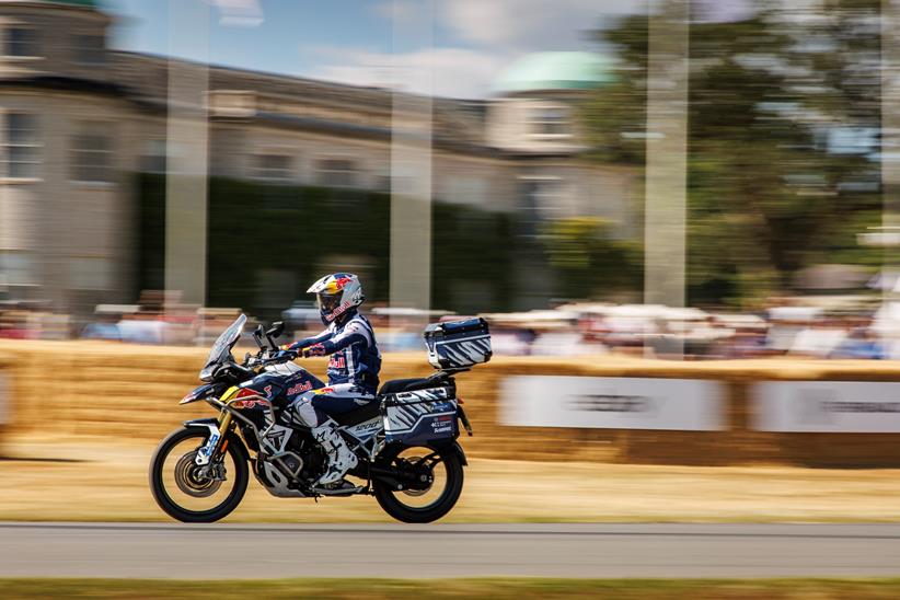 Sam Sunderland는 Speed Festival에서 Triumph Tiger 1200을 운전합니다.