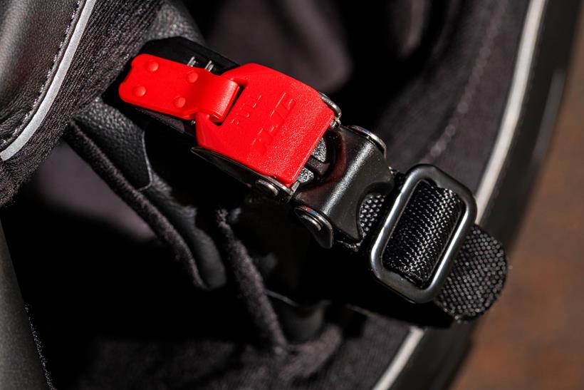 HJC_chin strap_micro buckle