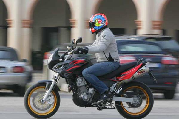 Aprilia Pegaso Factory motorcycle review - Riding