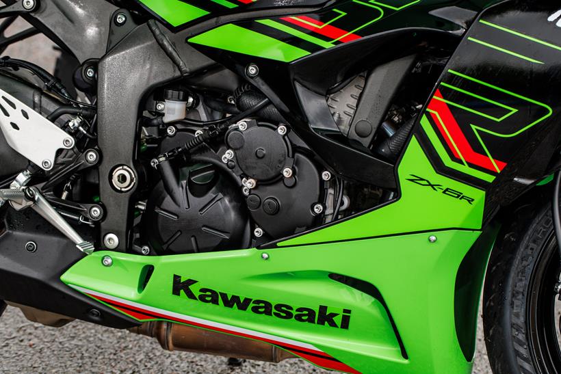 엔진 오른쪽의 가와사키 ZX-6R 사례 엔진 오른쪽의 가와사키 ZX-6R 사례