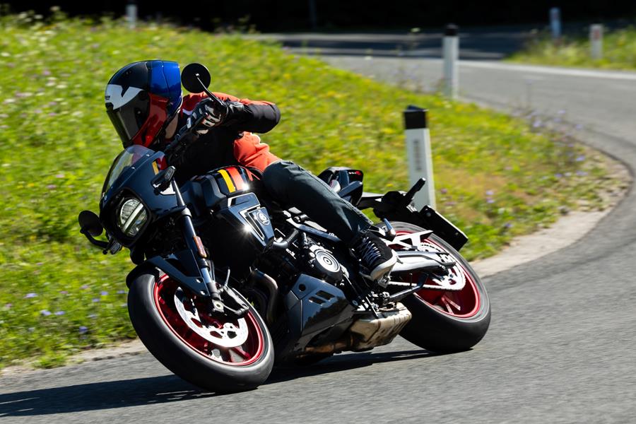 2025 Suzuki GSX-8TT, navigating a sweeping right turn