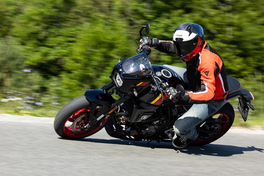 2025 Suzuki GSX-8TT, dynamic image of the rider leaning left through a turn 