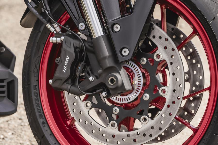 2025 Suzuki GSX-8TT, front brake discs and calipers close up