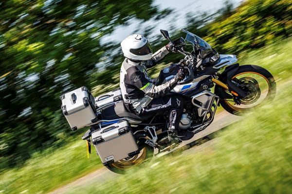 2024-on Voge DS900X leaning into a corner