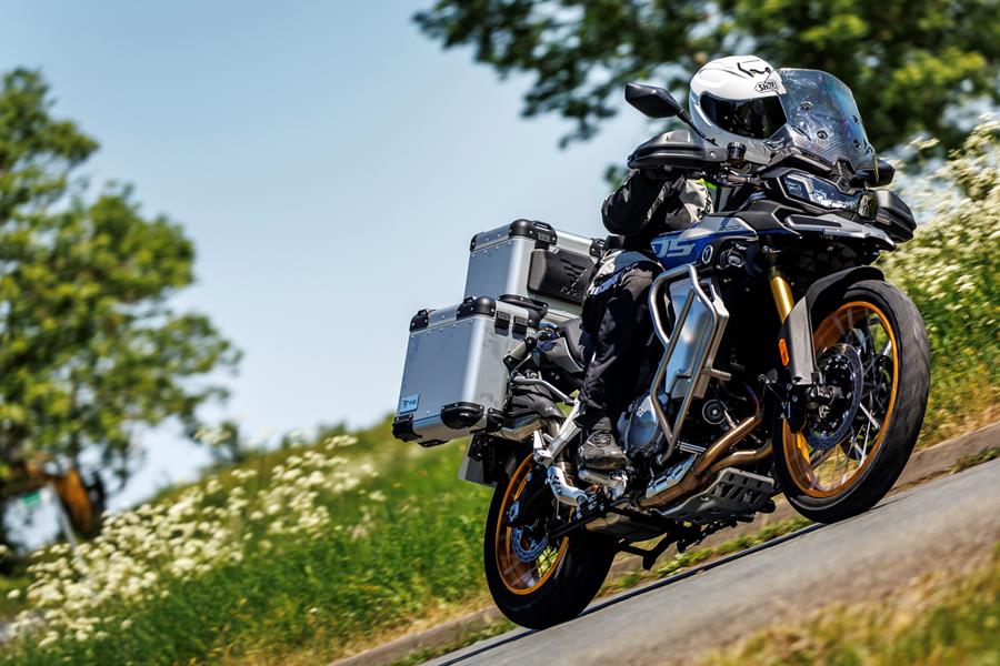 2024-on Voge DS900X leaning into a corner