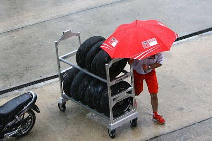 Rain has halted the second day of testing at Valencia