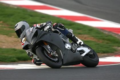 Spies test the 2009 Yamaha R1