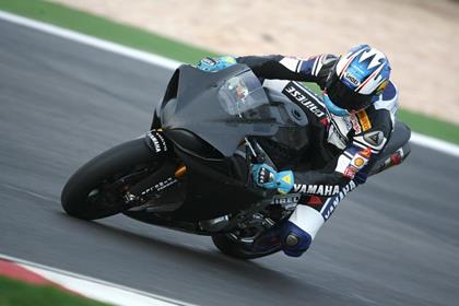 Sykes test the 2009 Yamaha R1