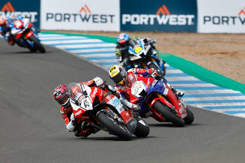Scott Redding battles Tommy Bridewell at Knockhill.