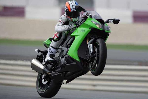 Kawasaki ZX-10R review action