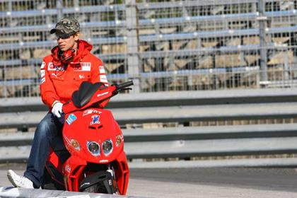 Casey Stoner was just a spectator at the Jerez test after his wrist operation