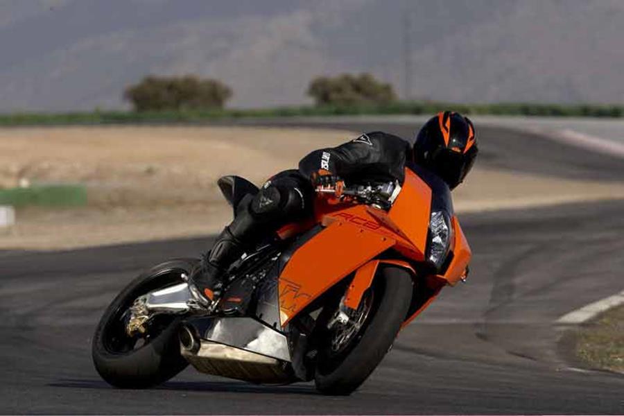 KTM RC8 review action