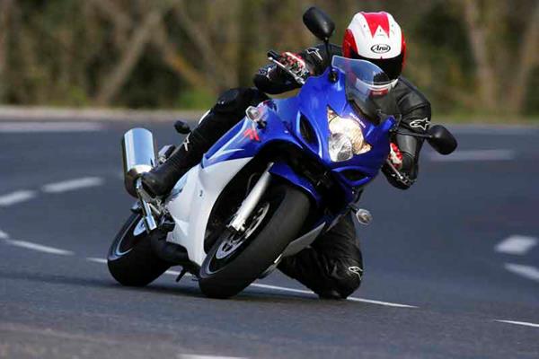 Suzuki GSX650F review action