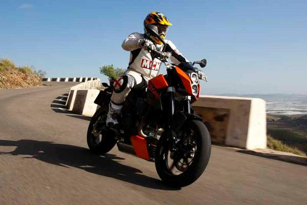 KTM 690 Duke bike review action