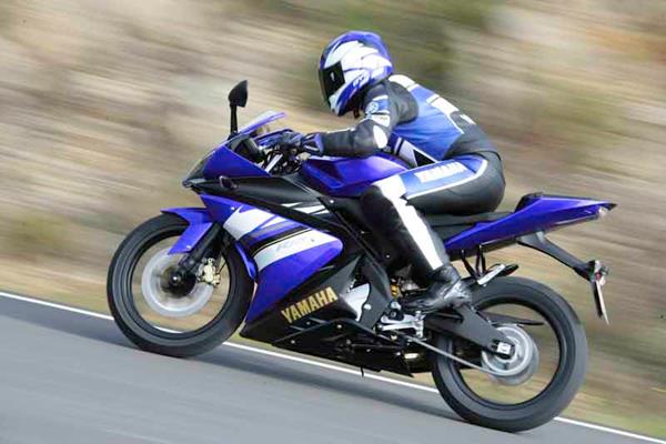 Yamaha YZF-R125 review action