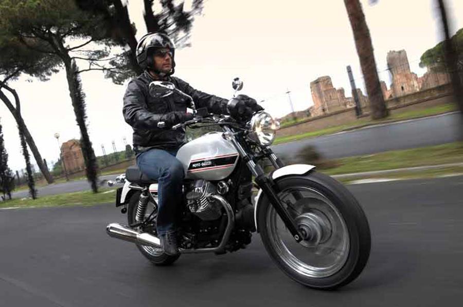 Moto Guzzi V7 Classic bike review action