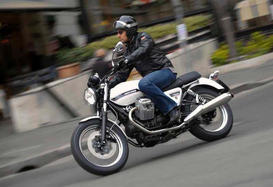 Moto Guzzi V7 Classic bike review action