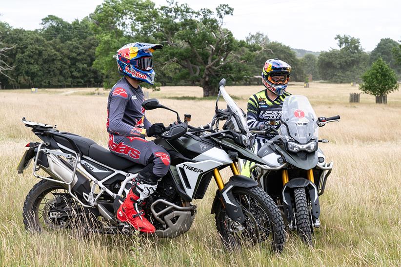 Triumph Tiger 900 Rally Pros의 Jonny Walker와 Sam Sunderland