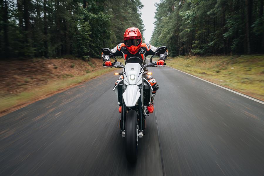 2025-on Suzuki DR-Z4SM leaning over the bars