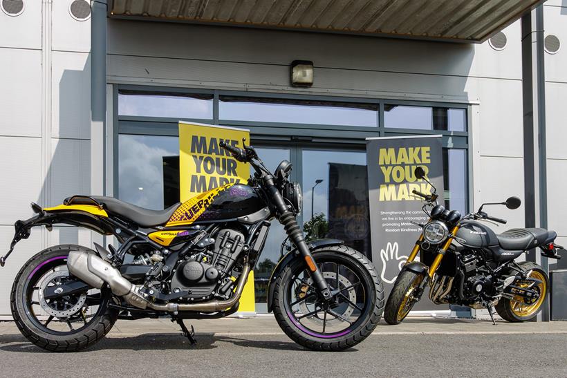 Royal Enfield Guerrilla 450 및 Kawasaki Z900rs는 상금 자전거 사진 신용 : Mike Morgan
