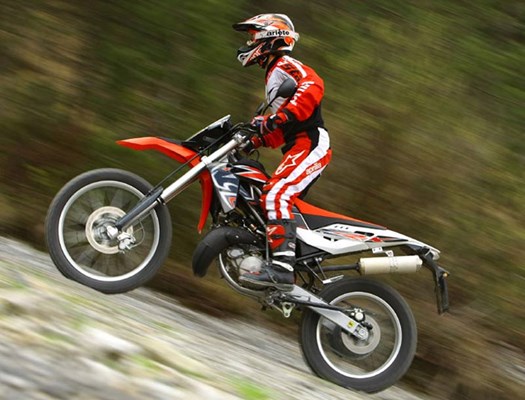 APRILIA SX125 (2008-2011) Review | Speed, Specs & Prices