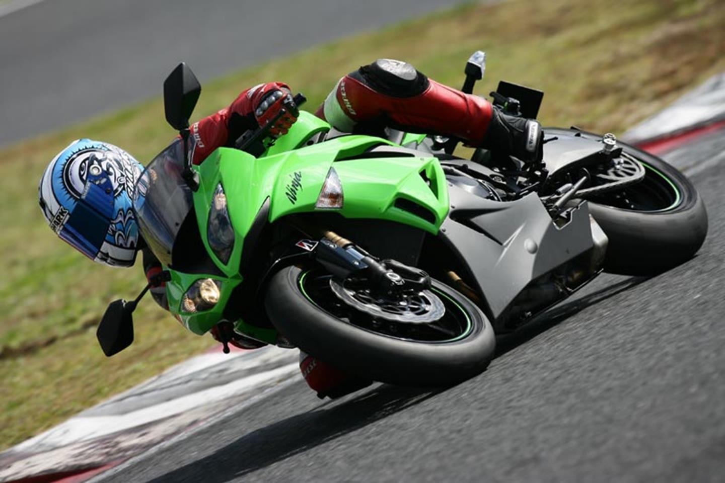 6 ロク KAWASAKI ZX-6R (2009-2012) Review | Speed, Specs & Prices