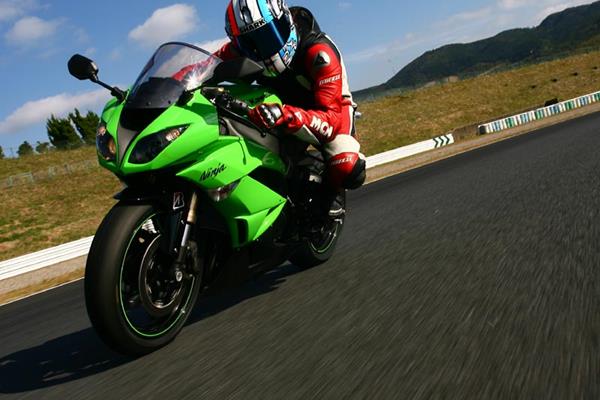 Kawasaki ZX-6R- resembles the ZX-10R