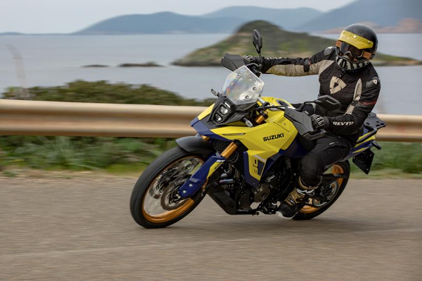 2023. 스즈키 V-STRM 800 DE, 장벽으로 해안 도로에서 좌회전