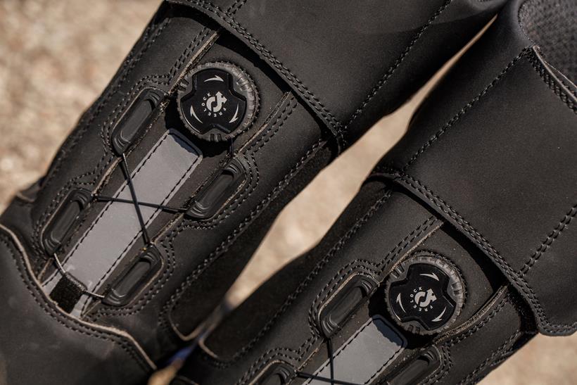 Eleveit Antelao boots_free lock fastening system