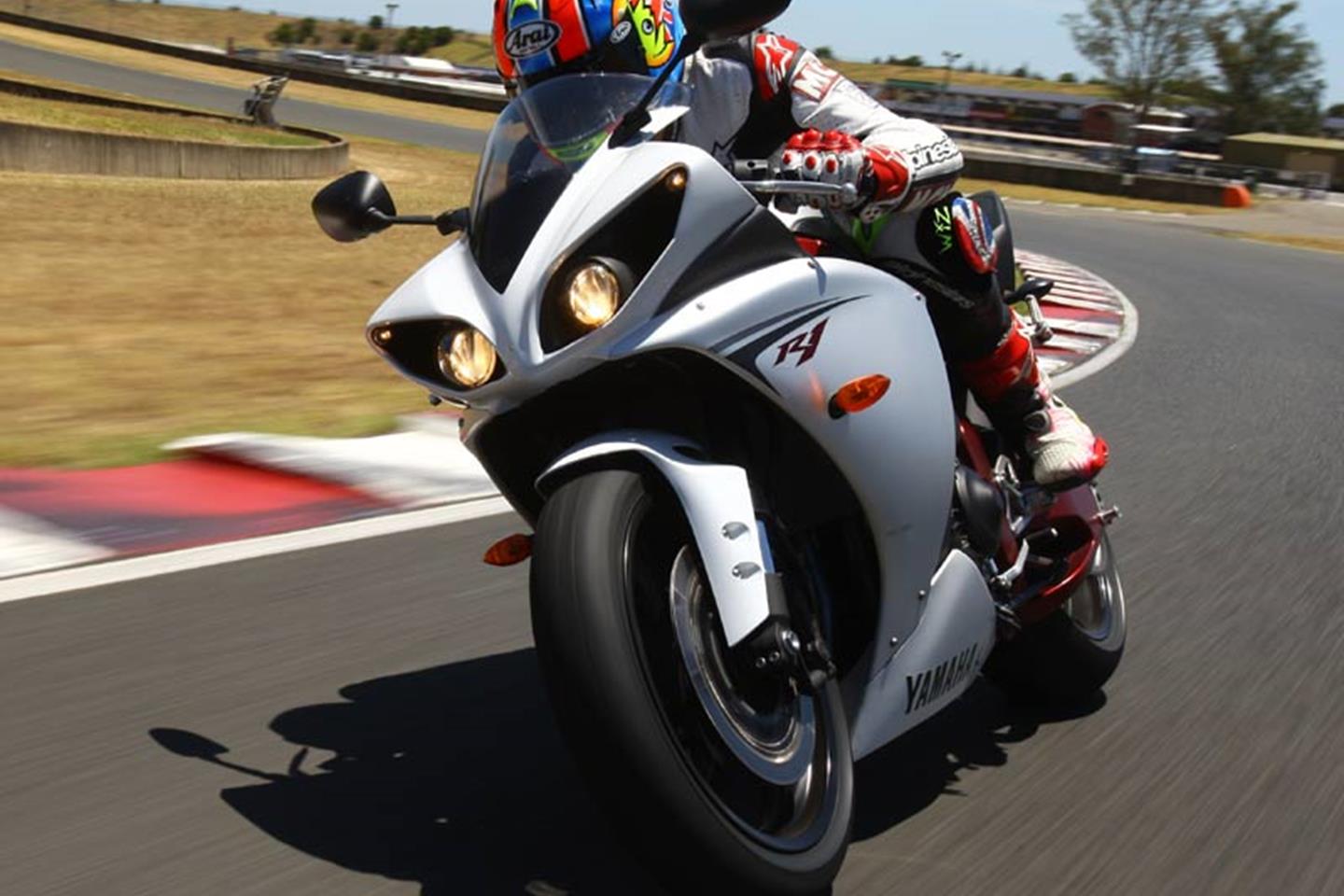 Yamaha r1 deals tyre price