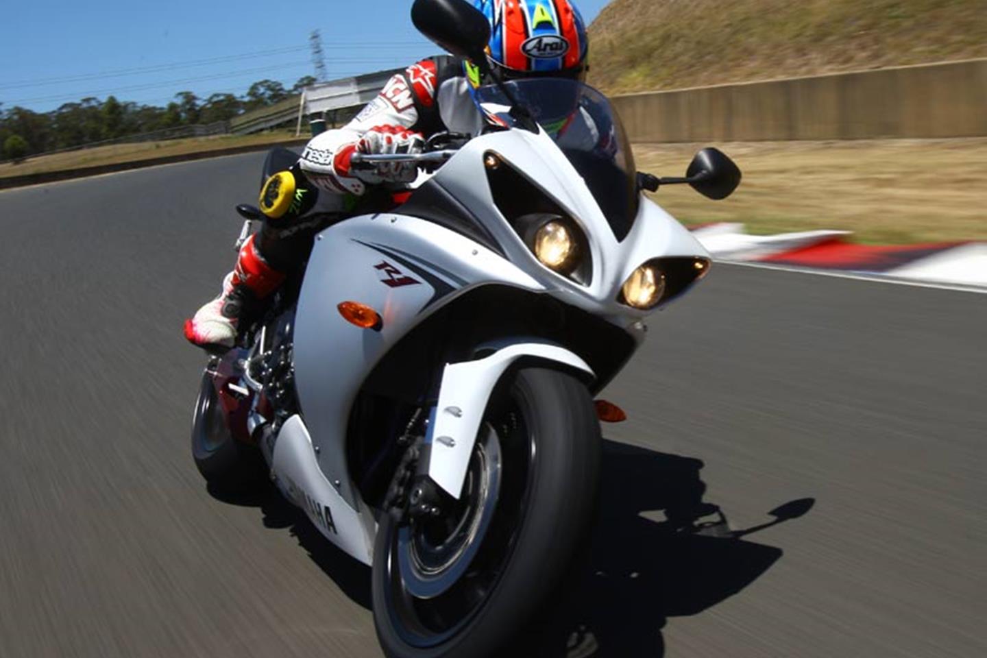 YAMAHA R1 (2009-2011) Review | Speed, Specs & Prices | MCN