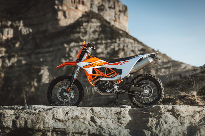 KTM 690 Enduro R side profile
