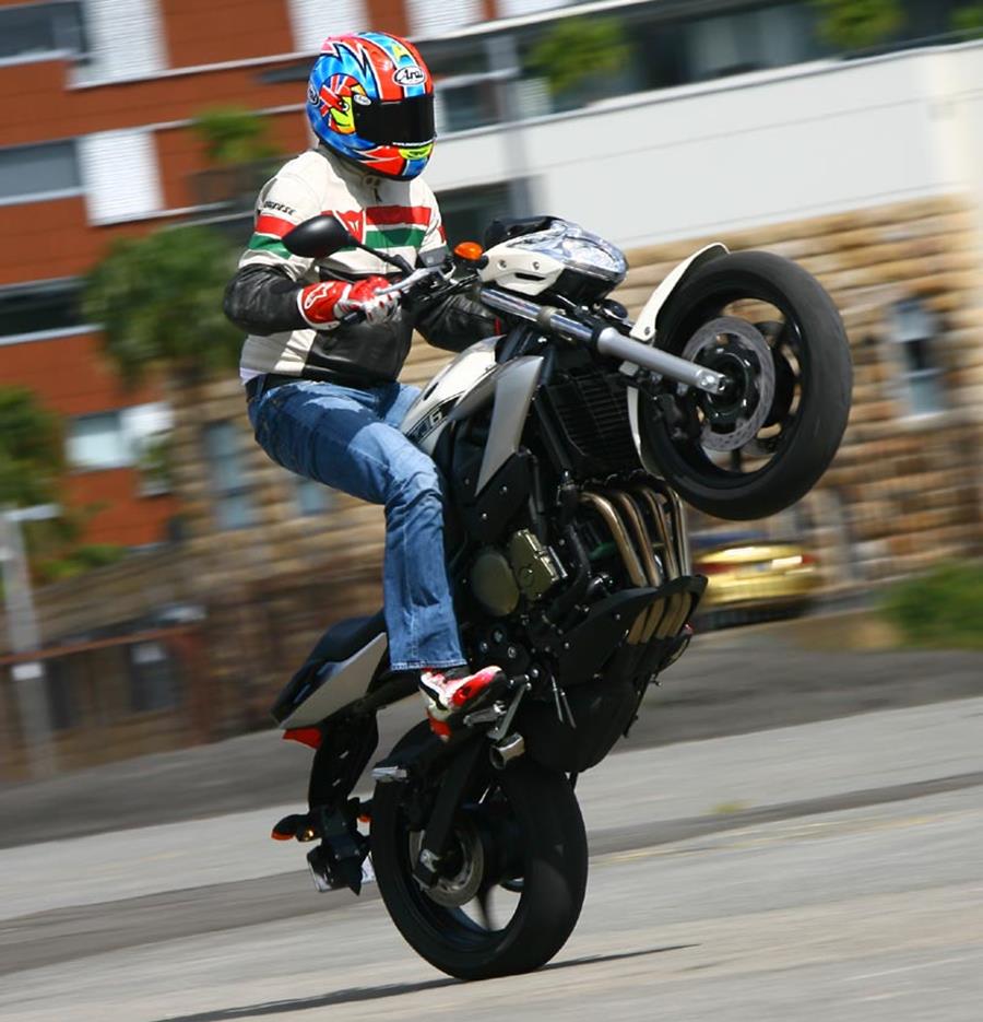 Yamaha XJ6 wheelie