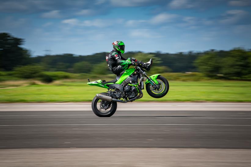 Brit Stunt Rider는 이중 세계 기록으로 새로운 시도를 인수했습니다.