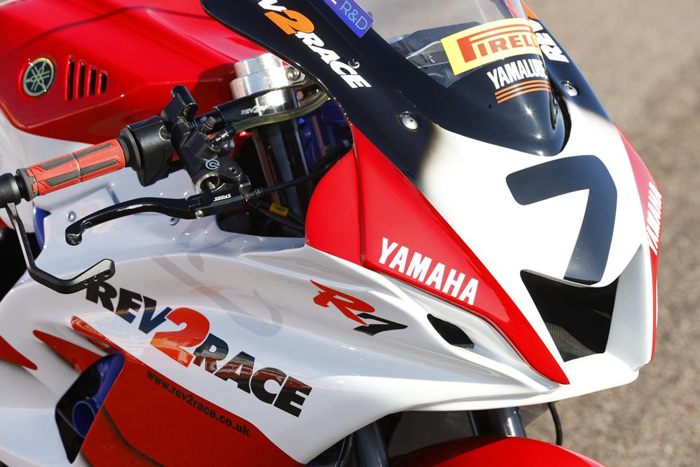 Yamaha R7 race bike uses livery inspired by 1999 YZF-R7 OW02