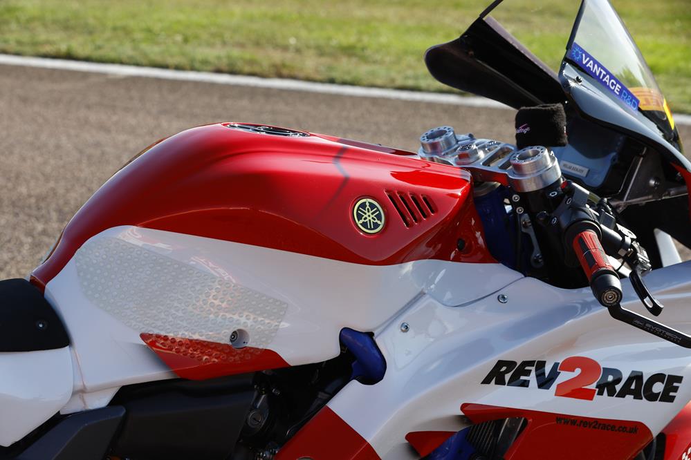 Yamaha R7 race bike uses livery inspired by 1999 YZF-R7 OW02