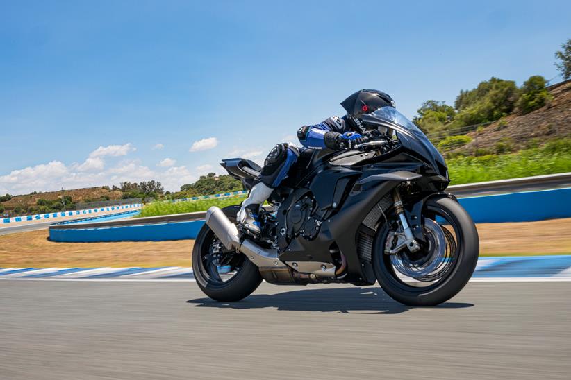 2025 Yamaha R1 cornering on track