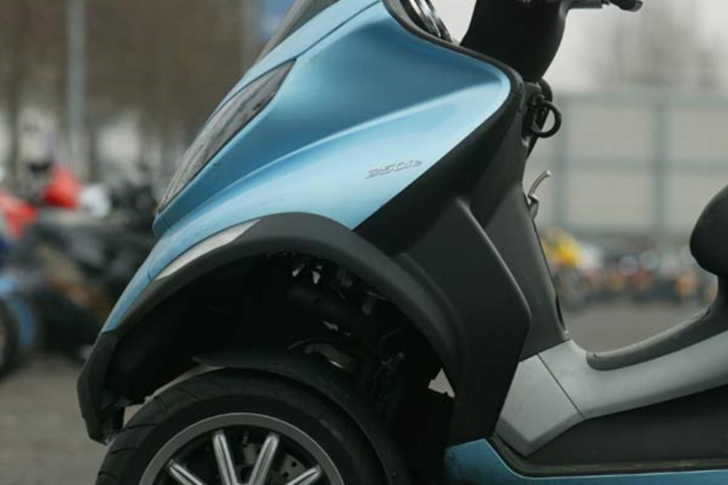 PIAGGIO MP3 250 (2007-on) Review | Speed, Specs \u0026 Prices | MCN