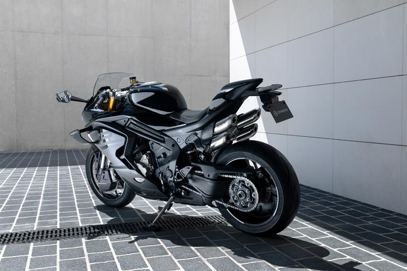 CFMOTO 750SR-S는 측면 받침대에 주차했습니다 CFMOTO 750SR-S는 측면 받침대에 주차했습니다