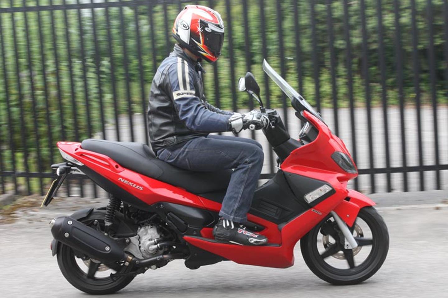 GILERA NEXUS 300 (2008-on) Review | Speed, Specs & Prices