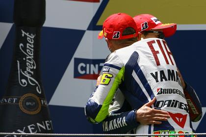 Rossi and Lorenzo embrace in Catalunya