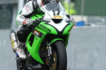 Simon Andrews, fresh from his top ten finish at Donington Park World Superbikes, ran in third place for a large part of the session