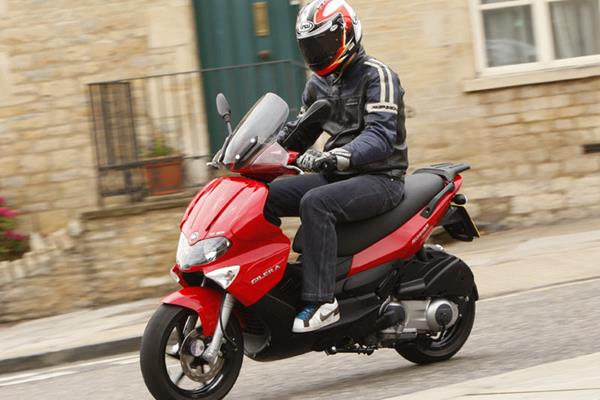 2009-2016 Gilera Runner 125 riding past side profile